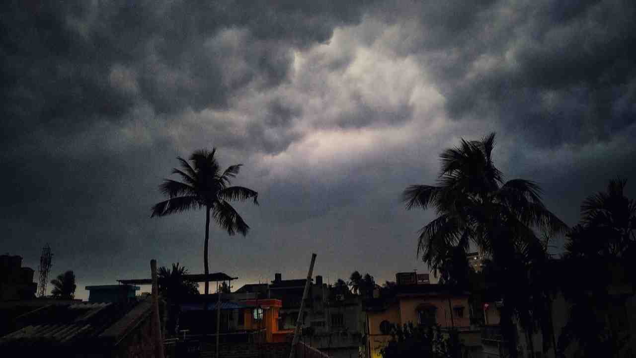 Weather Today: রবিতেও ঝড়-বৃষ্টির সাঁড়াশি আক্রমণ, দক্ষিণবঙ্গের ৭ জেলায় হাই অ্যালার্ট! আজকের আবহাওয়া | South Bengal Rain, Kalbaisakhi Alert Weather Today